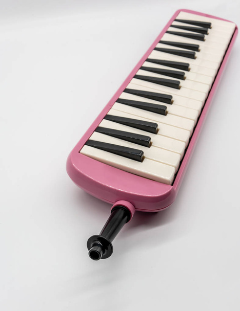 Μουσικό ροζ μελωδικό απομονώθηκε σε λευκό  - Φωτογραφία, εικόνα