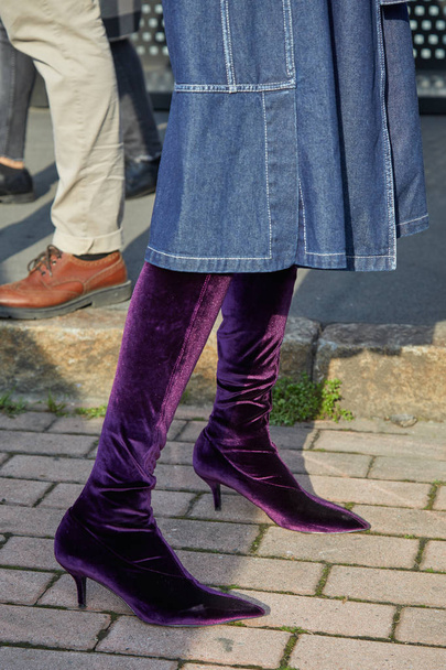 Mulher de veludo roxo apontou botas e vestido de ganga azul antes do desfile de moda Gucci, estilo de rua Milan Fashion Week em fevereiro 21, 2018 em Milão
. - Foto, Imagem