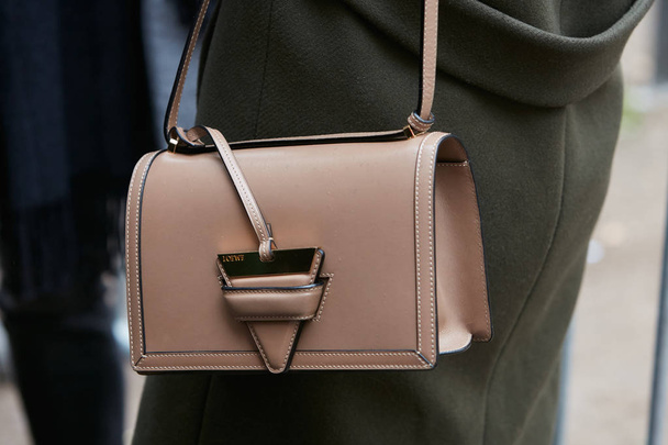 MILAN - FEBRUARY 22: Woman with brown leather Loewe bag and dark - Fotoğraf, Görsel