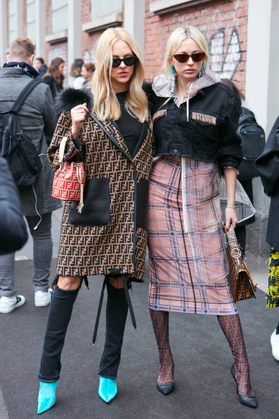 MILAN - FEBRUARY 22: Women with Fendi jacket and bags before Fen - Foto, Imagem