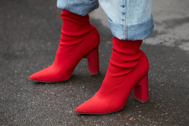 MILAN - FEBRUARY 22: Woman with red pointed high heel shoes and  - Foto, Imagem