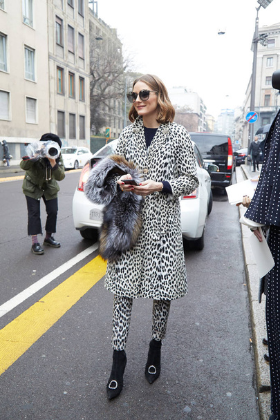 MILAN - FEBRUARY 22: Olivia Palermo with black and white spotted - Foto, immagini