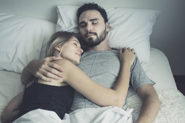 Amare felice coppia innamorata sorridere e abbracciarsi sul letto
, - Foto, immagini