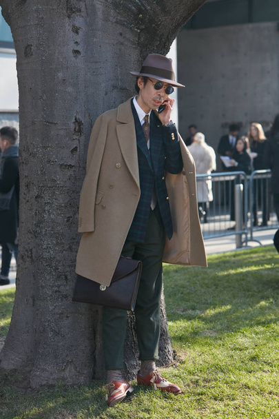 MILAN - JANUARY 13: Man with brown trench coat and hat before Em - Foto, imagen