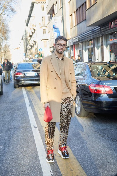MILAN - JANUARY 13: Man with beige coat and leopard skin print t - Fotoğraf, Görsel