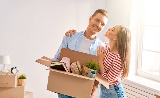 couple moving to new home - Foto, afbeelding