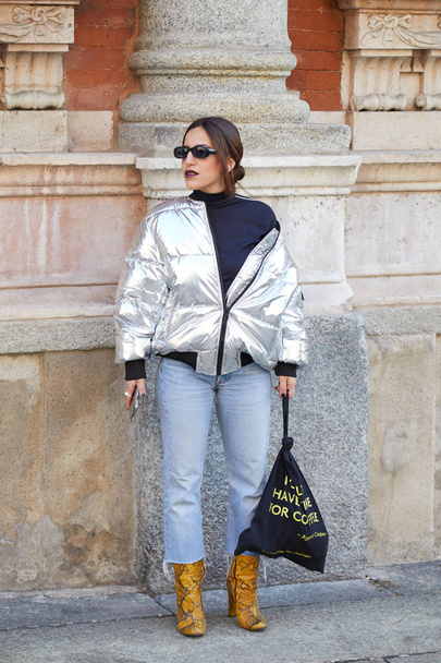 MILAN - JANUARY 14: Woman with silver, metallic padded jacket an - Foto, Bild