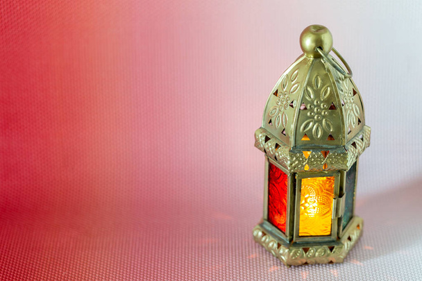 Ramadán Kareem. Linterna árabe tradicional iluminada para celebrar el mes sagrado del Ramadán con espacio para el texto
 - Foto, Imagen