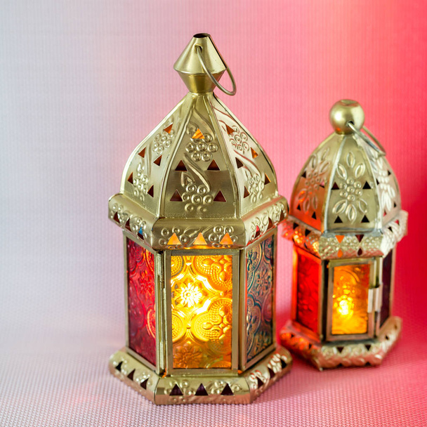 Рамадан Карім. Традиційні Арабські ліхтарі освітлено для святкування священного місяця Рамадан з простором для тексту - Фото, зображення