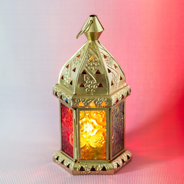 Рамадан Карім. Традиційний арабський ліхтар освітлено для святкування священного місяця Рамадан з простором для тексту - Фото, зображення