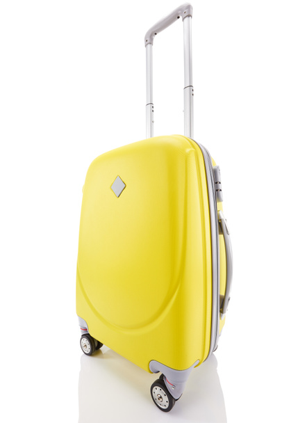 valise colorée à roulettes en plastique jaune avec poignée isolée sur blanc
 - Photo, image