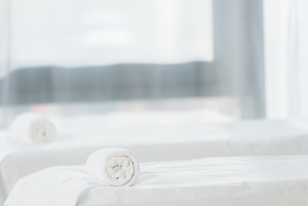 selektywne skupienie stołu do masażu z ręcznikiem w centrum spa  - Zdjęcie, obraz