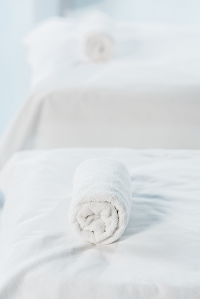 foyer sélectif de table de massage avec serviette blanche dans le centre de spa
  - Photo, image