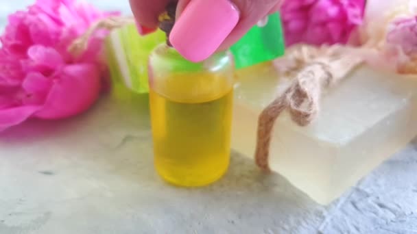 Ruční manikúra olej mýdlo květinový pekup - Záběry, video