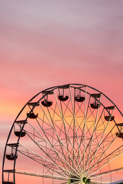 Чертово колесо на закате
 - Фото, изображение