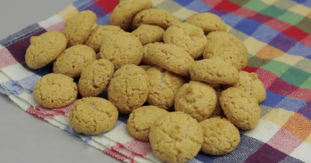 Pepernoten, een traditionele traktatie met de Nederlandse feestdag Sinterklaas. Cookie - Video