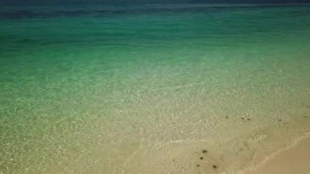 turkuaz su ile güzel sahil manzara görüntüleri - Video, Çekim