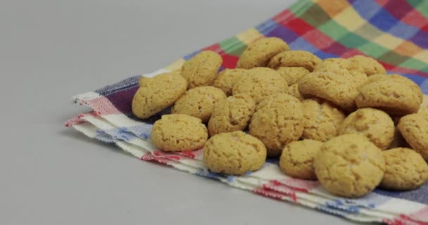 Pepernoten, een traditionele traktatie met de Nederlandse feestdag Sinterklaas. Cookie - Video