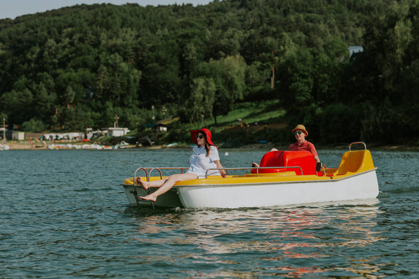 湖でボートを楽しむ愛のカップル. - 写真・画像