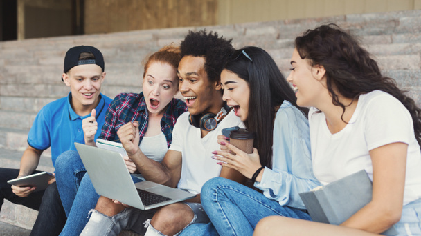 Érzelmi tizenéves diákok looking izgatott a laptop - Fotó, kép
