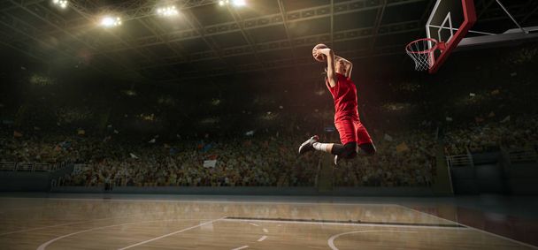 女性バスケットボール選手はスラムダンクを作ります。試合中に大きなプロのアリーナでバスケットボール選手 - 写真・画像