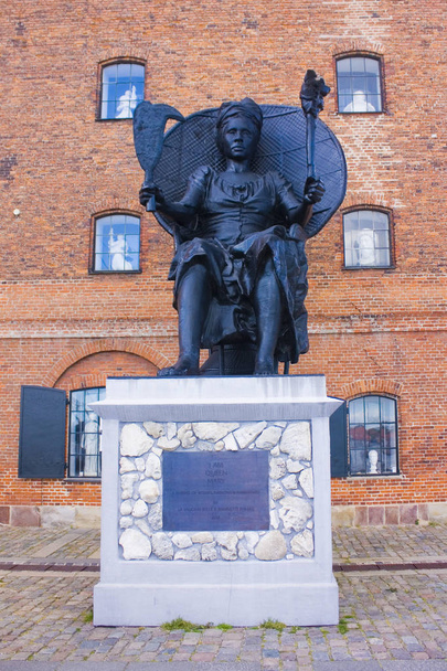 COPENHAGEN, DENMARK - May 25, 2019: Monument I Am Queen Mary near a building of Royal Cast Collection in Copenhagen - Φωτογραφία, εικόνα