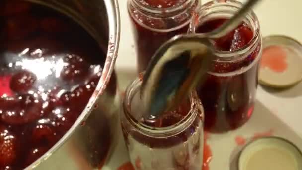 Γυναίκα βάζει χειροποίητο φράουλα μαρμελάδα σε βάζο - Πλάνα, βίντεο