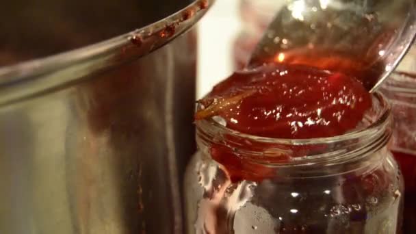 Жінка ставить ручної роботи полуниця варення у jar - Кадри, відео