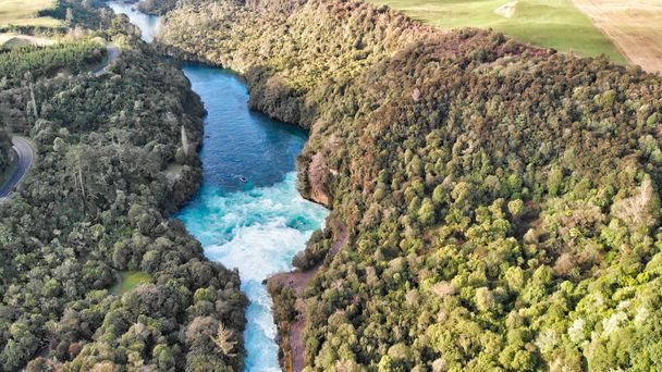 Widok z lotu ptaka piękne Huka Falls, Nowa Zelandia - Zdjęcie, obraz