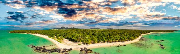 ile aux cerfs, mauritius. Luftaufnahme der schönen Küste - Foto, Bild