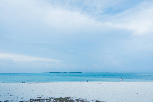 морской пляж голубое небо песок солнце дневной отдых пейзаж на Мальдивах острова
 - Фото, изображение
