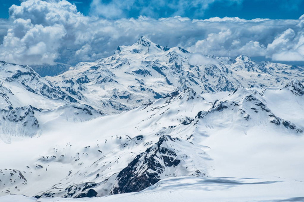 Valkoihoisten vuorijono. Näkymä Elbrus-vuorelta. - Valokuva, kuva