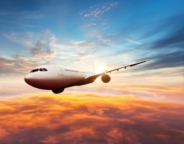 Matkustajat pilvien yläpuolella lentävät kaupalliset lentokoneet
 - Valokuva, kuva