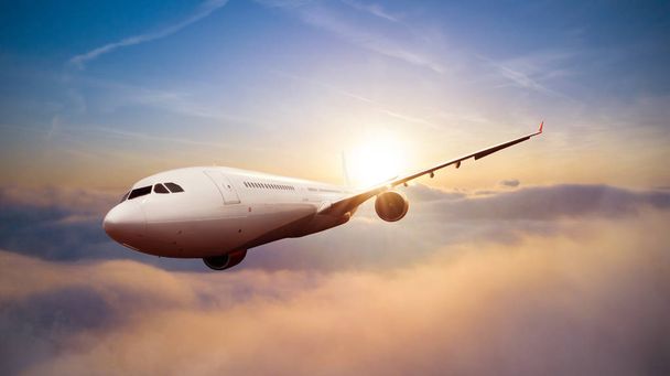 雲の上を飛んで乗客商業飛行機 - 写真・画像