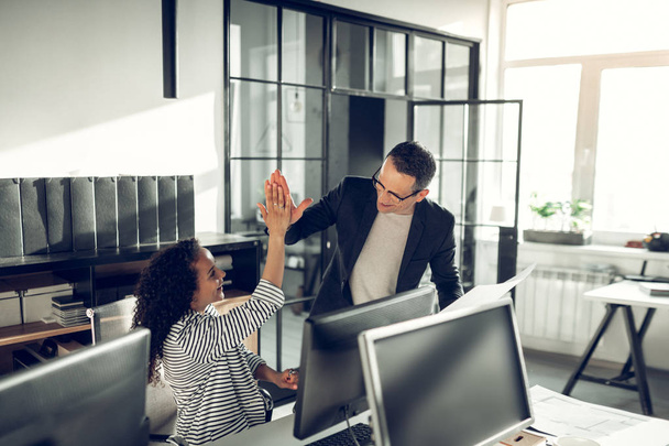 Businessman giving high five to his helpful smart assistant - Foto, Bild