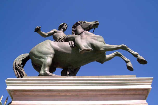Turim, Piemonte, Itália a estátua equestre de Dioscuri em frente ao Palácio Real
 - Foto, Imagem
