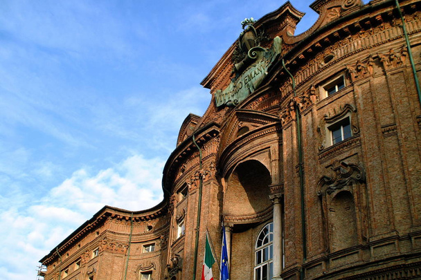 Turin, Piémont, Italie la façade en brique courbée du Palazzo Carignano, qui abrite le premier parlement du royaume unifié d'Italie
 - Photo, image