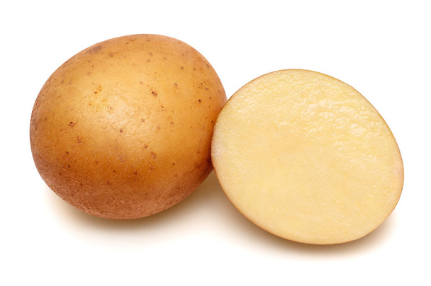 Молодой картофель и половина изолированы на белом фоне. Новый урожай
. - Фото, изображение