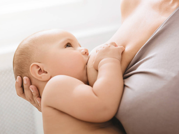 moeder borstvoeding en knuffelen haar baby - Foto, afbeelding