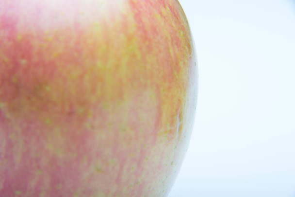 Яблуко, наповнене краплями води, ідеально підходить для того, щоб з'їсти його на десерт, багате здорове і наповнене вітамінами
 - Фото, зображення