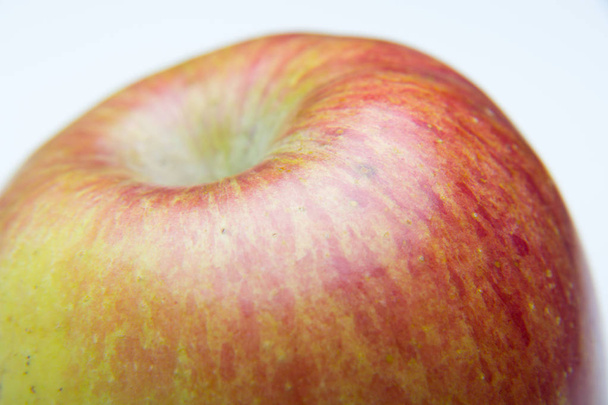Manzana llena de gotas de agua, ideal para comerla de postre, rica en vitaminas y saludable
 - Foto, imagen