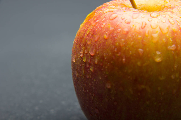 Яблуко, наповнене краплями води, ідеально підходить для того, щоб з'їсти його на десерт, багате здорове і наповнене вітамінами
 - Фото, зображення