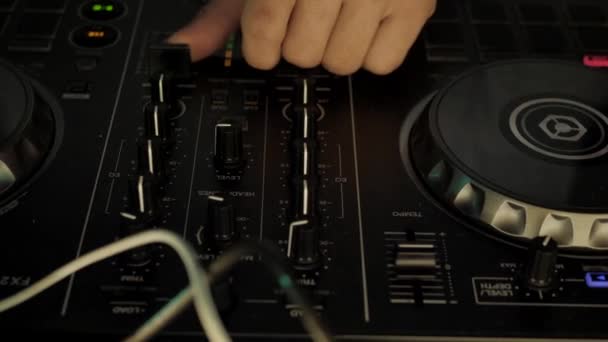 DJ 's Hände manipulieren ein Mischpult auf einer Party - Filmmaterial, Video