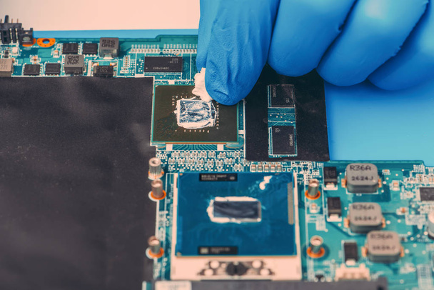 Aplicação de pasta térmica no chip do processador do laptop para resfriamento de alta qualidade
. - Foto, Imagem