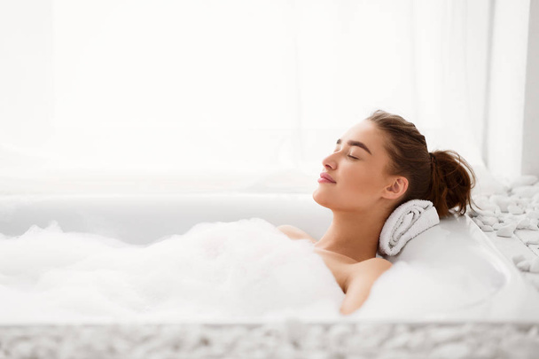 Relax Konzept. Frau genießt heißes Bad mit Schaum - Foto, Bild