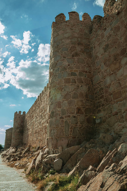 Пешеходная набережная и городская стена с причудливой башней в Авиле
 - Фото, изображение