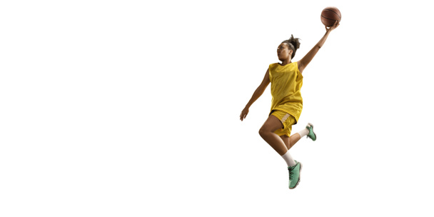 Μια απομονωμένη γυναίκα παίκτης μπάσκετ κάνει το χτύπημα. Παίκτες μπάσκετ σε λευκό φόντο - Φωτογραφία, εικόνα