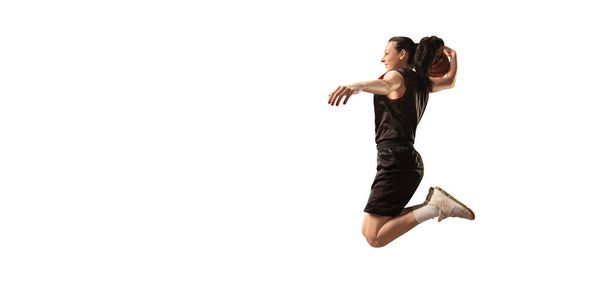 Izolovaná ženská basketbalová hráčka dělá zabouchnutí. Basketbalisté na bílém pozadí - Fotografie, Obrázek