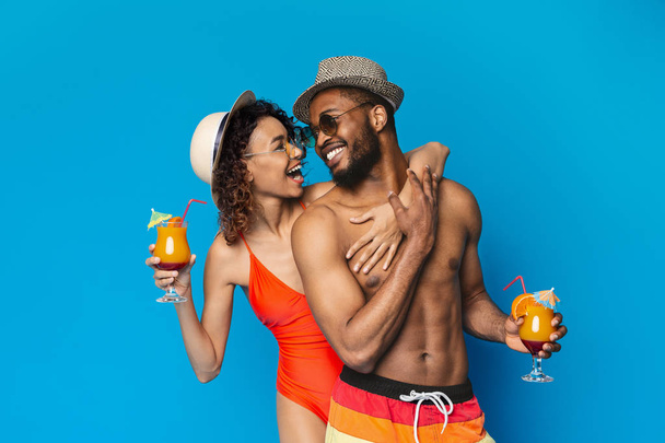 Millennials neri godendo cocktail estivi e l'un l'altro
 - Foto, immagini