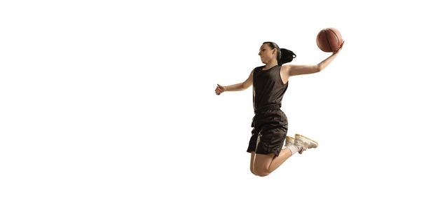 isolierte Basketballerin macht Slam-Dunk. Basketballspieler auf weißem Hintergrund - Foto, Bild